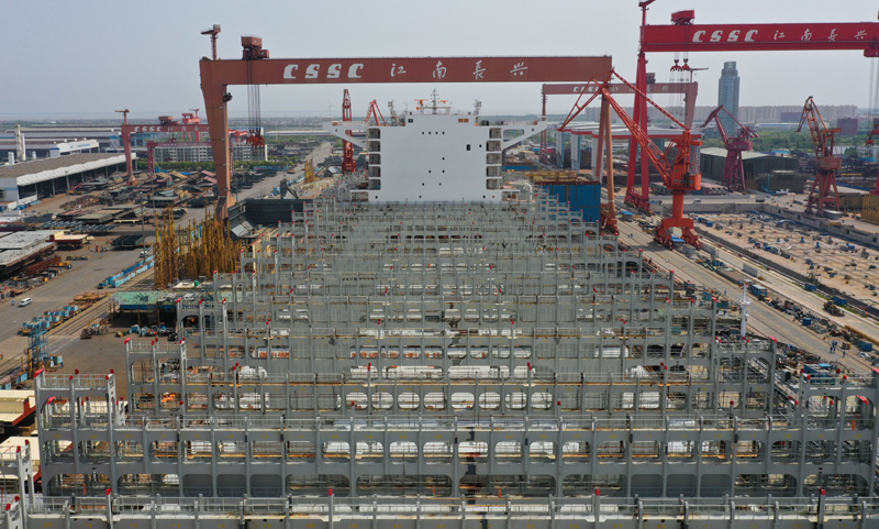 4月26日起浮的兩艘半船，將于今年6月26日同時出塢。按計劃，2020年，江南造船將實現6批次的“雙線并造”生產。圖為江南造船3號船塢內的23000箱集裝箱船。（新華社記者 丁汀 攝）