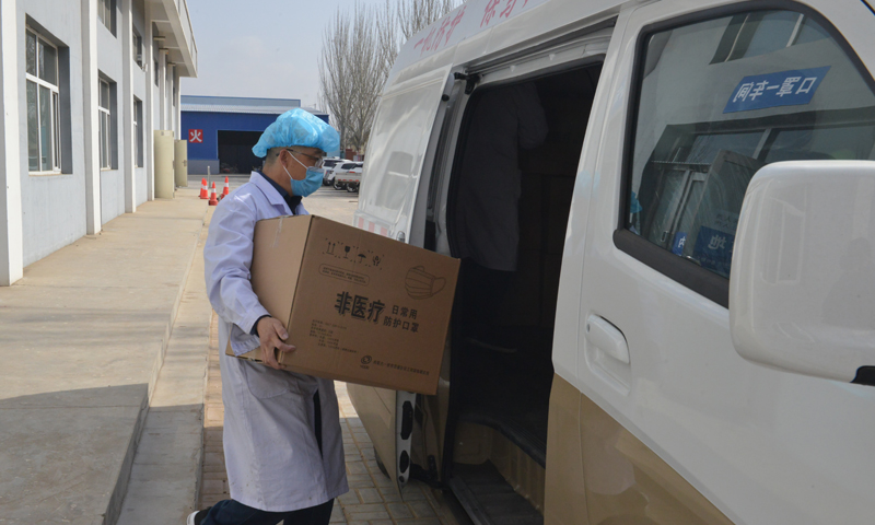 圖為口罩裝箱后準備運往藥房。