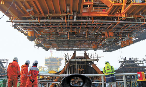4月10日，隨著最后一項調試工作安全、高效完成，由渤海油田工程建設中心實施的蓬勃作業公司某項目WHPK平臺順利完成各系統交接，提前實現機械完工。風聲、濤聲、設備轟鳴聲，掩不住忙到“狼狽”、累到憔悴的海上安裝人員壓抑已久的歡呼聲。圖為WHPK西組塊吊裝。