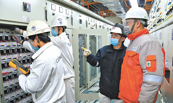 其中的WHPK平臺，是渤海灣擁有井數最多的單體鉆采平臺，配備100人生活樓、鉆修機，鋪設兩條海管、兩條海纜，涉及兩座老平臺適應性改造。為了實現上半年見產的目標，春節前夕，項目組與時間賽跑，奮力完成了平臺各個單體的陸地建造，拖拉裝船、出海事宜等也“糧草已定”，只待將士執銳。圖為海上平臺電氣設備聯合調試。