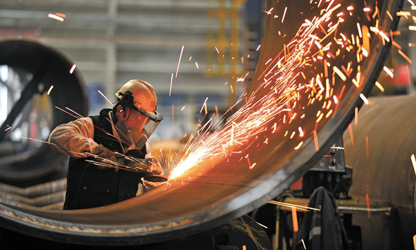 萬事俱備，突如其來的疫情，打亂了所有的計劃，倒班人員集中醫學觀察、海上作業受限、復工時間一延再延，使本就刻不容緩、人手緊張的攻堅任務，難度呈階梯式增長，預定的平臺出海日仿佛變得遙遙無期。一定要把施工時間搶回來！項目組一面以責任和擔當，筑牢疫情防控的嚴密防線，一面積蓄力量，沒有條件創造條件，為復工復產做好準備。圖為導管架鋼樁卷制坡口打磨。