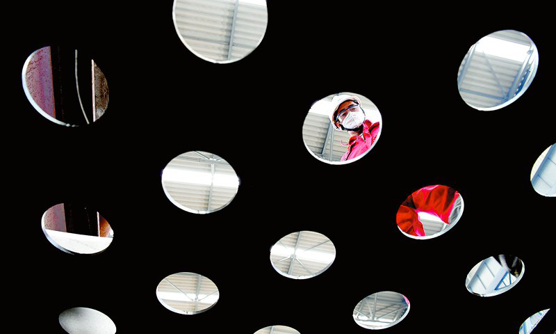 在陵水17-2項目深水中心管匯建造施工中，該車間人員開發出“自熔焊+自動填絲焊”新工藝，將施工效率提高2倍，焊接一次檢驗合格率提高了兩個百分點，降低了人工費用和返修成本；利用廢舊鋼材自制158個墊鐓，解決了產品成橇后需外雇吊車的難題，節省吊車租賃費近20萬元；針對10公里長、11000多道口的小指頭粗細管線，設計了小管徑管線快速組對裝置，用幾百元錢的投入解決了上萬元的問題，節省一半人力投入，一天可減少人工費用2000元左右……圖為該項目臍帶纜終端設施施工區，工人在做涂裝前自檢工作。