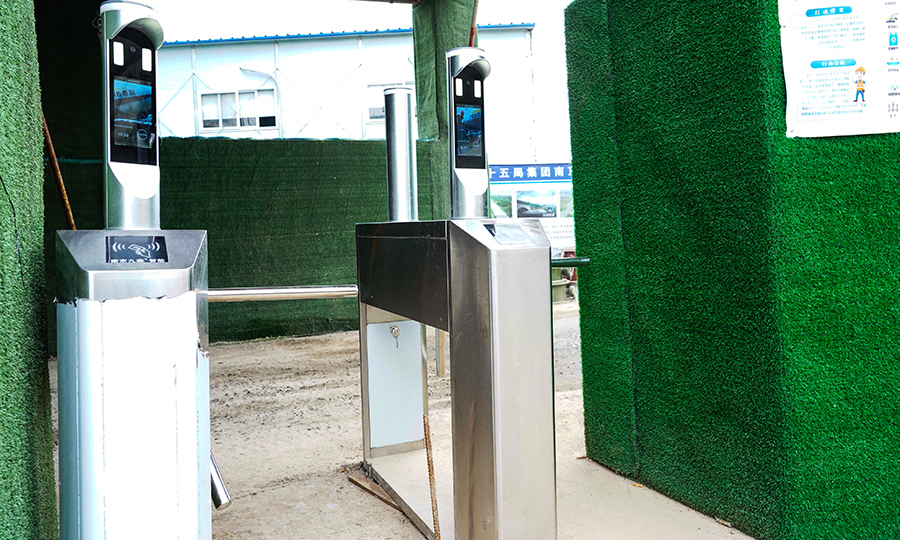 目前，南京仙林智谷項目部人員到崗率100%，各工點的施工生產都在有序推進。“有了‘黑科技’的保障，企業復工更安心。”該項目黨支部書記李海偉說。圖為值守在員工通道上的人臉識別系統。（王云海 攝） 