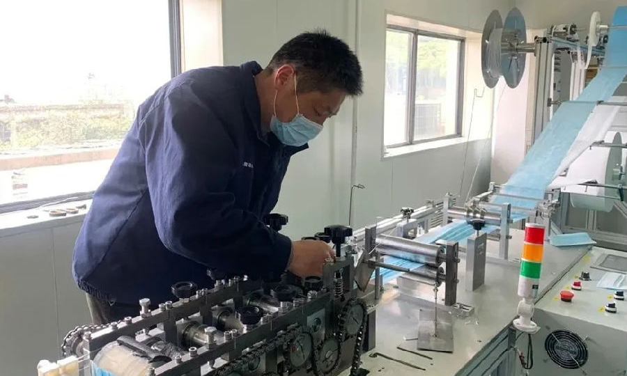 生產線設備零部件眾多，口罩又是軟性材料，口罩生產線設備調試過程決定了機器故障率和良品率等核心性能。806所精細公司特級技師出馬，逐一排查硬件軟件，經過復雜地對接、校準、運行，在很短的時間內讓設備達到了最佳狀態。他們雖然生產的是民用口罩，但在生產標準上盡可能從嚴，不僅采購了醫藥級熔噴布原材料，還引進了隧道式紫外線滅菌設備，為后續進一步生產醫用外科口罩服務醫護戰“疫”一線，奠定基礎。