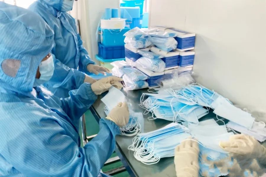八院806所主要研制航天發動機，其所屬精細公司則是應用航天技術生產液體和氣體過濾器材的企業有潔凈車間，具備潔凈生產條件。當得知社會企業有生產口罩的合作需求，八院806所精細公司通過視頻連線給對方看了生產環境。航天企業精細化的管理和長期積累的良好口碑令合作方十分滿意，合作迅速展開。圖為工人們對口罩進行檢查、清點、打包準備發往急需抗疫物資的地方。