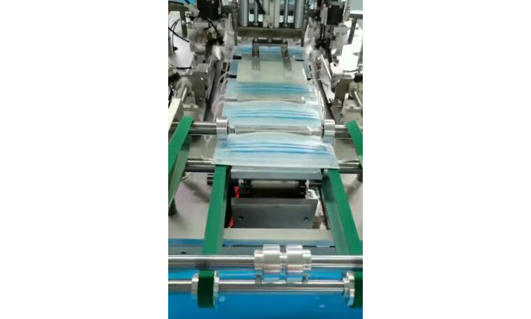 4月初，在航天科技集團八院806所湖州航天精細化工有限責任公司潔凈的廠房內，機器聲此起彼伏一條全自動口罩機生產線正在高速緊張運行。圖為運行中的口罩機。