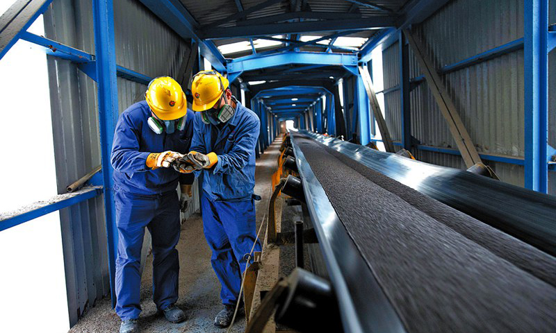 隨著復工復產工作的推進，大峪口公司主要裝置已全系統、滿負荷運行，日產磷復肥約3300噸，日均發貨量3500噸左右。近期，全國各地的產品訂單紛至沓來，僅在清明節期間，就發運化肥1.5萬噸。圖為生產人員勤巡查頻取樣，加強過程控制，嚴把產品質量關。