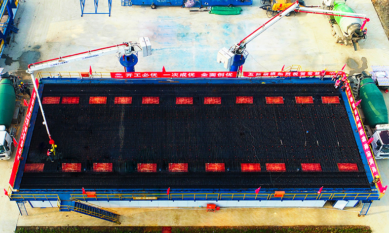 自動化生產線讓人員包袱更輕、復工進度更快、防疫物資壓力更小。開工后的制梁現場少有人員走動，工人們在固定崗位操作設備，管理人員通過遠程視頻系統即可掌控全場施工狀況，寬松空曠的施工環境最大限度避免了人員接觸，確保復工安全。圖為技術人員改進后應用的混凝土自動輸送泵可按照設計自行注入箱梁模型，較以往減輕了工人的勞動強度。（丁明明 攝）