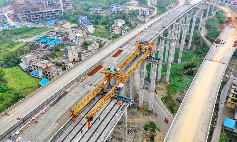 圖為4月8日拍攝的建設中的都安高速巖坡哨特大橋。（新華社記者 劉續 攝）