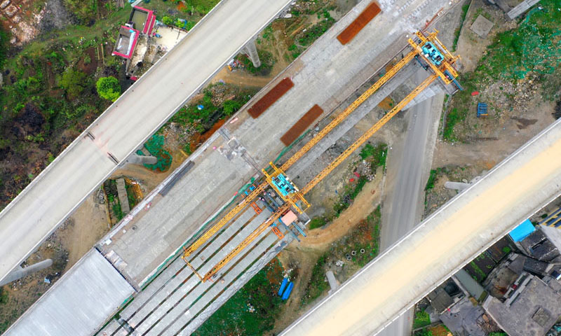 圖為4月8日拍攝的建設中的都安高速巖坡哨特大橋。（新華社記者 劉續 攝）