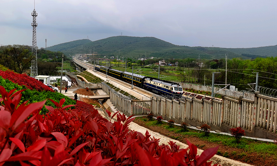 圖為檢測列車駛過中國鐵建大橋局承建的廟前特大橋。（孔令斌 攝）