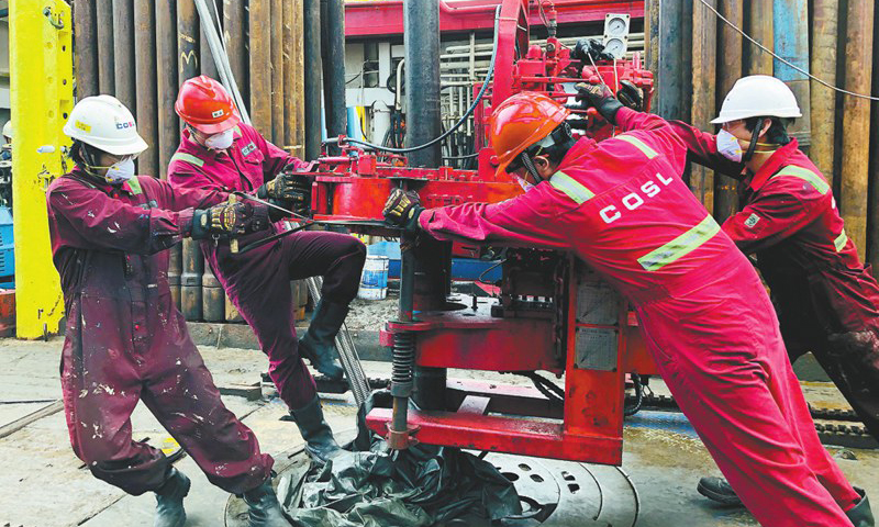 陽春時節，青島街頭的櫻花悄然綻放。中國海油各個項目一片忙碌景象。“海洋石油119”FPSO（浮式生產儲卸油裝置）上，1600多人的施工隊伍日夜趕工。預計一個月后，這艘15萬噸級的巨輪將遠航南海。從黃海之濱到南海深處，從大西洋兩側到珠江兩岸，無數人正劈波斬浪，沖刺流花16-2油田群開發項目（簡稱流花16-2項目）。圖為流花16-2-A6H井作業期間，“南海五號”平臺鉆井班組正進行下油管作業。