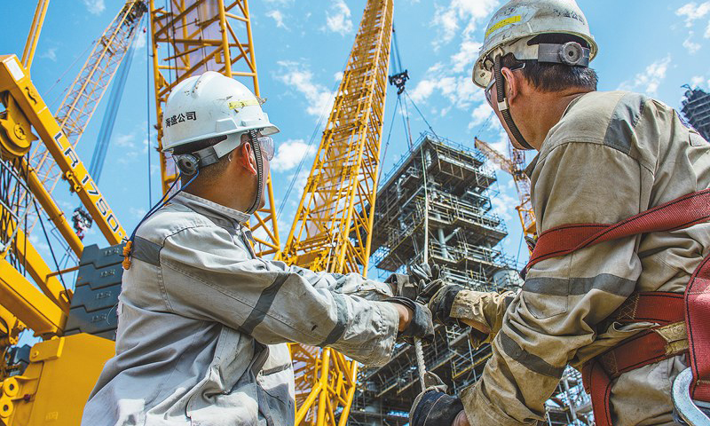 流花16-2項目的單點型式在世界范圍內只有4例應用，創造了多項國內之“最”：水深最深、管纜最多、結構最復雜、滑環數最多。圖為4月1日，“海洋石油119”單點系統最后一個滑環完成安裝。