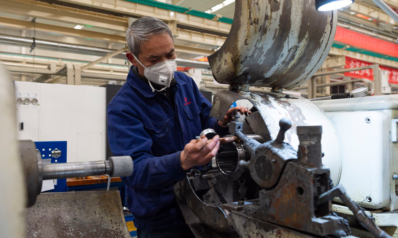 近期，湖北省襄陽市堅持問題導向，精準實施差異化復工復產策略。在供應鏈保障方面，促進產業鏈整體協調穩定運行，助力大型制造業企業加快復工復產。4月3日，工人在位于湖北襄陽的兵器工業集團江山重工集團生產車間工作。目前，該公司人員復工率達到99%，產能恢復到90%以上。新華社發（謝劍飛 攝）