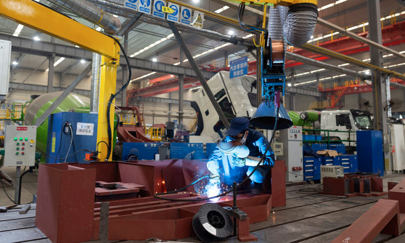 4月3日，工人在位于湖北襄陽的江山重工生產車間工作。新華社發（謝劍飛 攝）