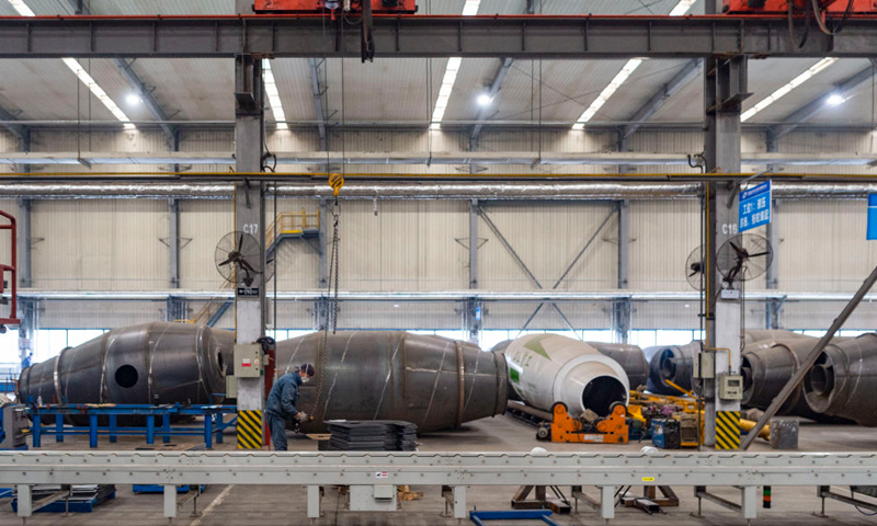 4月3日，工人在位于湖北襄陽的江山重工生產車間工作。新華社發（謝劍飛 攝）