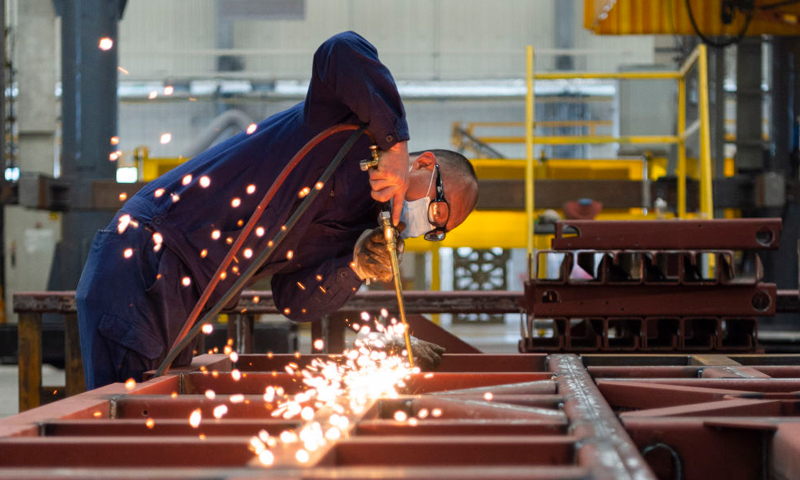 4月3日，工人在位于湖北襄陽的江山重工生產車間工作。新華社發（謝劍飛 攝）