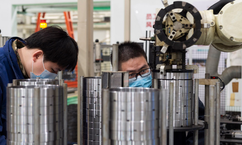 4月3日，工人在位于湖北襄陽的江山重工生產車間工作。新華社發（謝劍飛 攝）