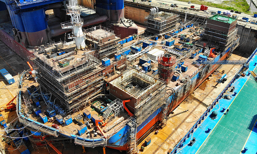 新冠肺炎疫情期間，該船積極準備，在物資儲備、離泊計劃、船上移動設備的綁扎固定、航線設定、避風錨地的選擇上進行反復探討和確認，組織召開航前會和航次會，研究制定詳細的航行方案和應急預案，確保航行安全。圖為塢內搭載。