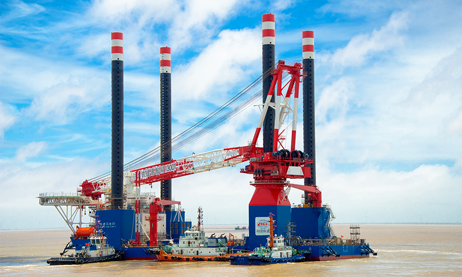 據悉，“鐵建風電01”船將執行安裝任務的中廣核陽江南鵬島海上風電項目，是目前國內單體容量最大的海上風電項目。場址面積約83平方千米，水深在22米至31米之間。項目規劃裝機總容量為400MW，擬布置73臺5.5MW風電機組，同時配套建設1座220kV海上升壓站和陸上集控中心。圖為塢內完成搭載下水。