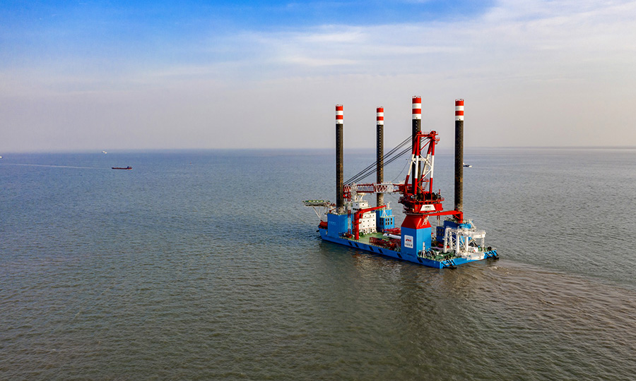 據介紹，本次風電安裝船負責的是15臺5.5MW風機的海上分體安裝施工，包括四節塔筒，機艙，風葉主機組裝，風輪的吊裝，內部電氣施工，消缺除濕等作業。下一步，全體船員將鼓足干勁，全力以赴投入到風電安裝任務中。圖為“鐵建風電01”啟航。