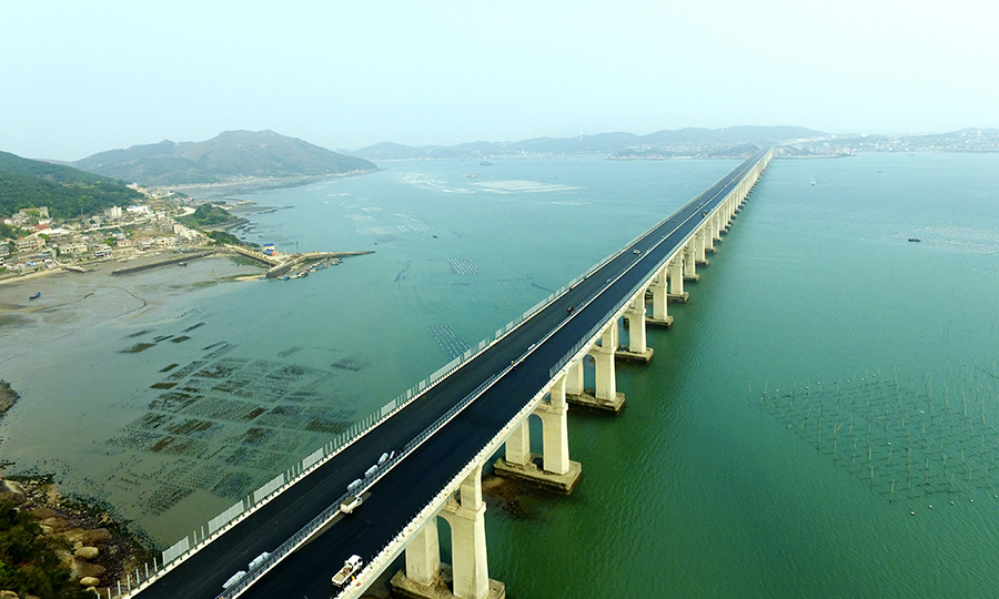 圖為公路橋面攤鋪完成的平潭海峽公鐵兩用跨海大橋（大練段）。