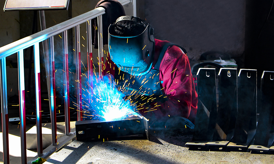 據悉，該基地占地3000余平方米，集設計生產于一體，通過生產線成批成套制作預制構件，然后運到地鐵站施工現場直接組裝，在提高施工效率的同時，避免了地鐵站現場火、電、噴涂等高危高污染作業，提高了地鐵機電安裝領域標準化水平，成為地鐵機電安裝領域的風向標。圖為工人正在進行支架焊接。