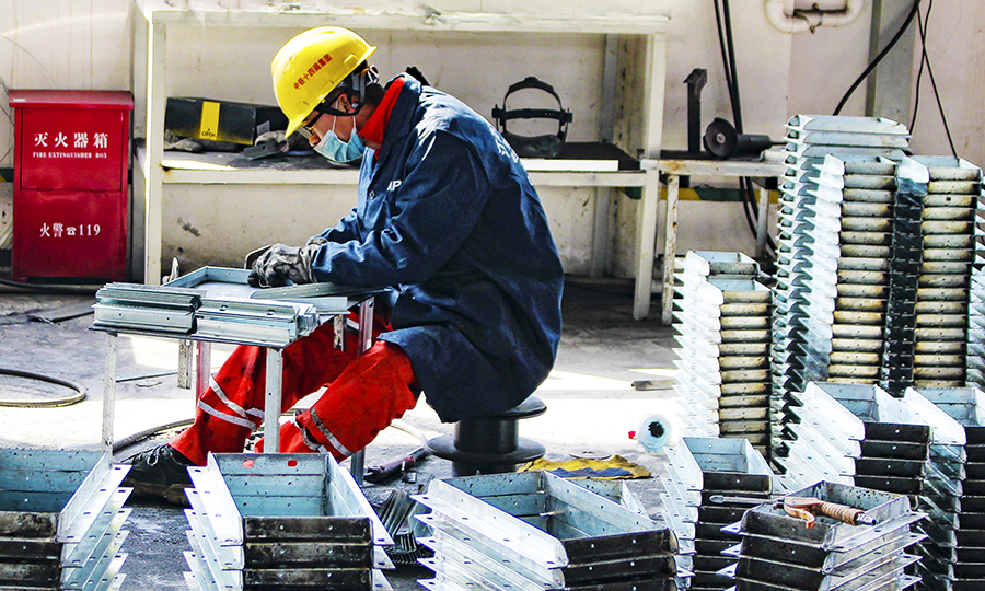 圖為工人正在進行法蘭焊接。