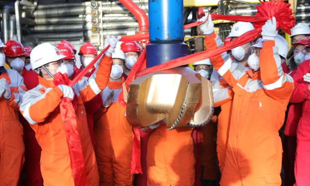 3月27日6時16分，隨著鉆頭緩緩下入轉盤，中國海油所屬渤中19-6大型凝析氣田開發項目第一口開發井正式開鉆。隨著這個千億方級大氣田首個平臺投產時間的臨近，該項目正全面按下快進鍵。圖為專業技術骨干人員齊聚海洋石油941鉆臺，舉行開鉆儀式。