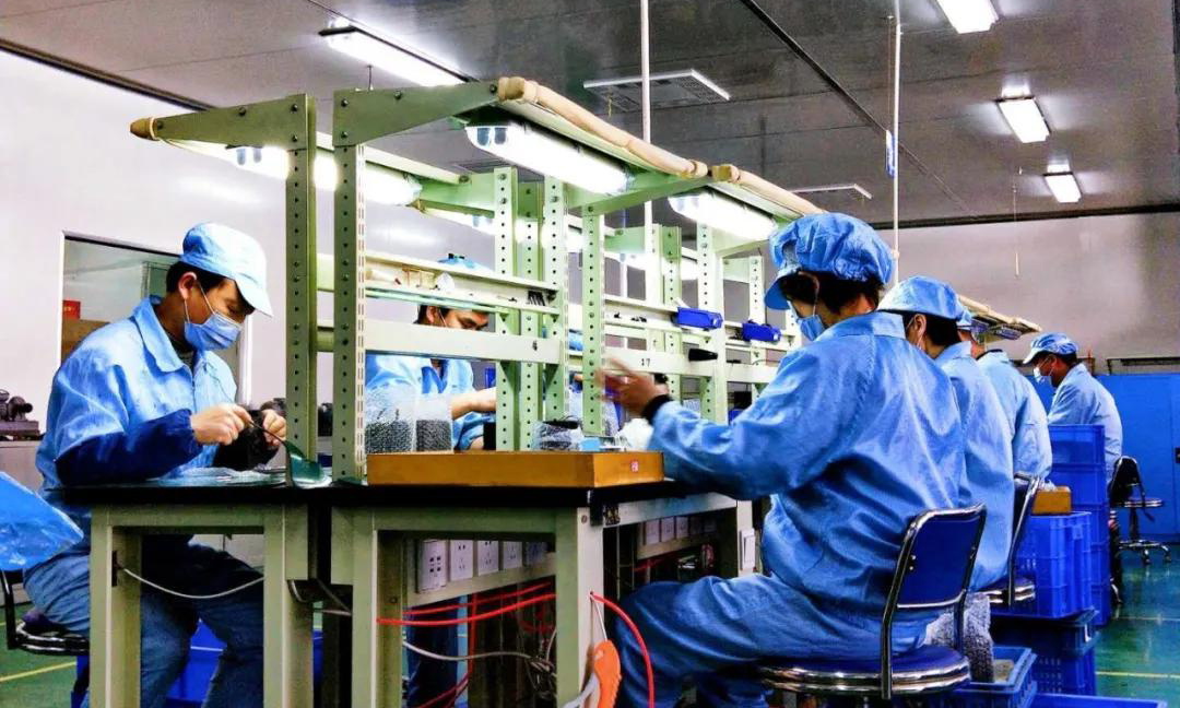 清風寄佳信，暖陽迎春歸！近日，兵器裝備集團的建設者同心協力戰疫情、保生產，這些動人瞬間值得被記錄。長江光電在保障員工健康安全的前提下，組織部分黨員、生產骨干有序復工復產，加班加點搶時間、保發貨。 