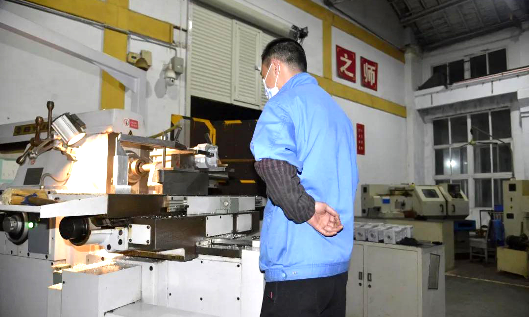 已經連續13天每晚加班至深夜12點的優秀共產黨員、華南光電勞模劉仁超，強忍著因長時間站立引發的腰疼，依然戰斗在崗位上。