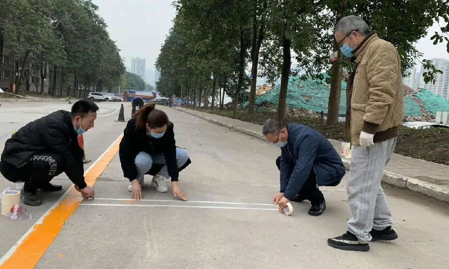 西南公司奇騎物業萬兵項目管理處的黨員群眾齊上陣，對場地內的道路靈活畫線，設定停車位，為復工復產做好準備。