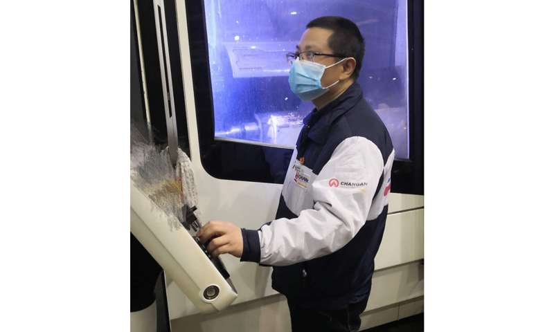 長安工業特種裝備制造廠提升精益制造管理水平，推動工廠高質量發展。按照“4區5部”搭建生產指揮部，從點到線再到面形成快速響應機制。工廠還組織3支黨員先鋒隊，通過積極開展黨內立功競賽、實施黨員“一幫一”、設立黨員防疫監督崗等，團結帶領廣大黨員共抗疫情、共促生產。圖為工作人員操生產設備。