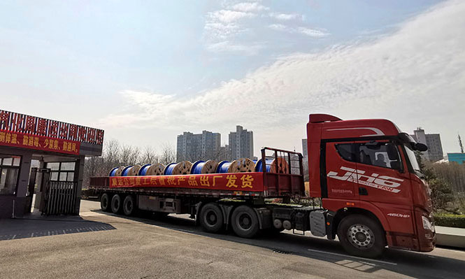 重點項目工期不變，康遠公司根據項目供貨需求，在原有650多噸主材料儲備的基礎上，與供應商加強聯系，連續采購補充400余噸原材料，確保各類材料庫存充足；在第三方檢測不能正常抽檢的情況下，積極與質檢中心對接溝通，采取網絡抽樣的方式，確保了產品及時送檢。受疫情影響，產品運輸成為一大難題，該公司提前聯系物流公司，積極解決各重點項目所在地的通行證問題。圖為中鐵建電氣化局集團康遠公司復工后首批200噸產品奔赴鐵路施工一線。