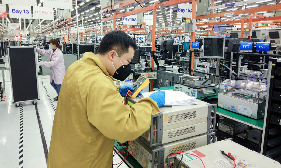 近日，航天科技八院808所順利完成200余套設備的計量任務，助力醫療設備生產線順利重啟，該生產線生產的心臟監視儀已第一時間運抵武漢。圖為該所計量人員工作場景。（索軒 攝）