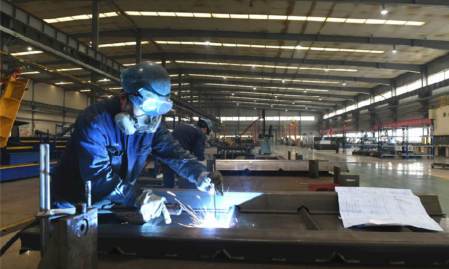 近日，航天科技519廠科學合理控制復崗人數，嚴格執行“3個14天”隔離要求，實行每日報送制度，以監督管理促進疫情防控、以疫情防控穩定科研生產。該廠各主要生產分廠在確保員工生命安全和身體健康的同時，周密梳理生產任務，合理調配生產資源，嚴格把控產品交付節點。圖為519廠特裝事業部職工在緊張生產。