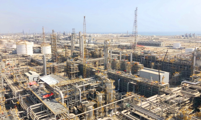 由于很多國際航班的取消，導致部分中國籍員工無法按時進入阿曼。中國化學工程三化建阿曼分公司統籌安排阿曼乙烯和杜庫姆煉油兩個在手項目人員、機械使用計劃，確保兩項目施工生產有序有效進行。阿曼乙烯項目現有中國籍員工383人，外籍勞務人員942人。目前，現場施工平穩受控，施工進度已完成99.68%，正全力向機械竣工目標挺進。阿曼杜庫姆煉油項目于2019年11月2日開工，目前現場有中國籍員工70人，外籍員工238人。目前整個杜庫姆煉油項目現場施工未受大的影響，正加快向前推進。