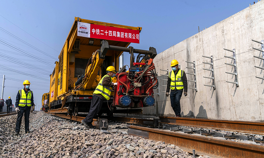 該項目負責人表示，將盡快展開大干，力爭將疫情影響降到最低，確保工程按原計劃建成通車。圖為上海地鐵15號線鋪軌B標工人師傅正在進行焊軌前調試作業。