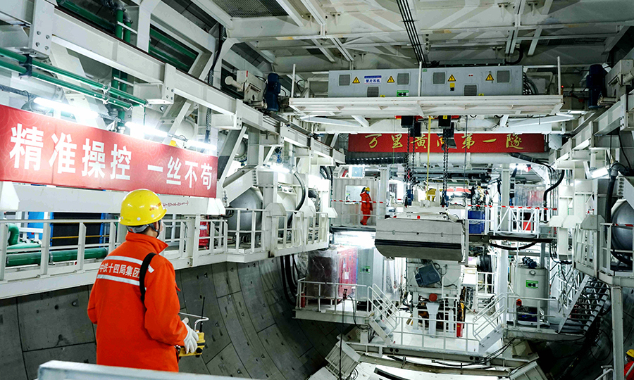 據了解，濟南黃河隧道工程全長4.76公里，雙線雙層，上層為雙向6車道公路、下層為軌道交通預留空間，是黃河上首條公軌合建的交通隧道，也是超大直徑盾構機首次穿越地上懸河。圖為管片運輸。