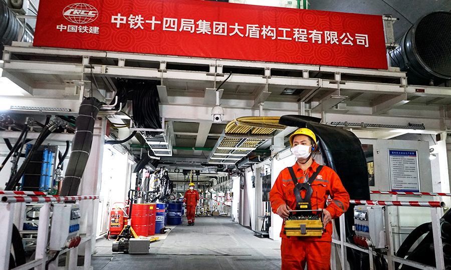 該項目有深基坑、淺覆土、大直徑、長距離、高水壓、粘土質、首次穿越地上懸河等特點，施工難度大、風險高，被譽為“萬里黃河第一隧”。圖為拼裝管片。