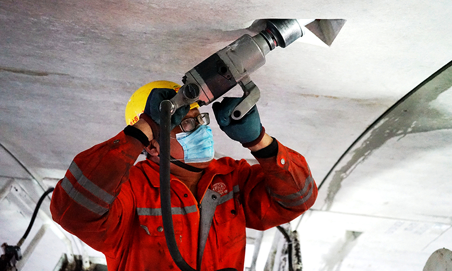 接下來，該項目將在繼續抓好疫情防控工作的基礎上，凝心聚力、精準施策，扛起安全責任，做好質量管控，堅決落實復工條件，聚焦全年目標任務，加強施工組織籌劃和勞材機調配，做好科研創新，攻堅克難，全力推動工程建設。圖為工人用氣炮槍將螺桿打入管片。