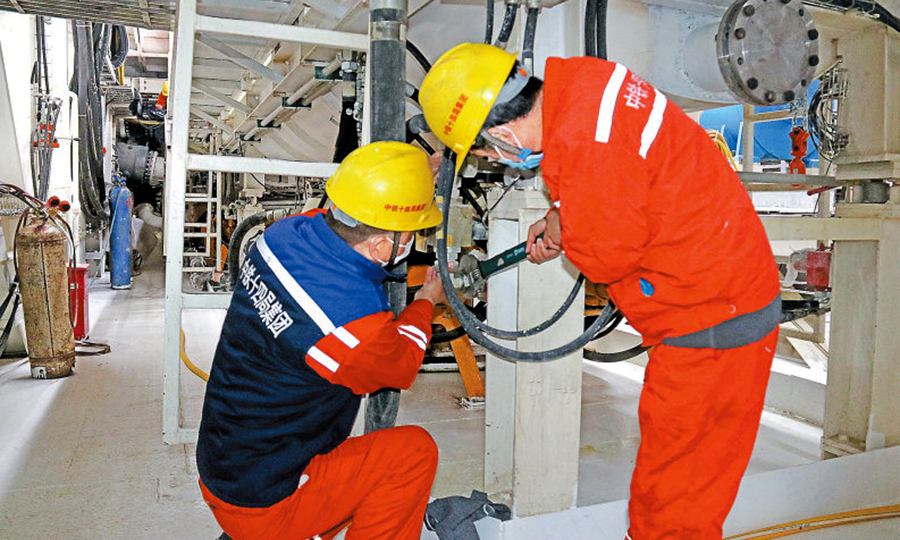 南京和燕路過江隧道位于長江大橋和八卦洲長江大橋之間，是南京市重點交通工程，是連接南京主城區與國家級江北新區的重要紐帶，也是南京“高快速路系統”的重要組成部分。圖為建設者在對盾構機進行檢修。（馬云鶴 攝）