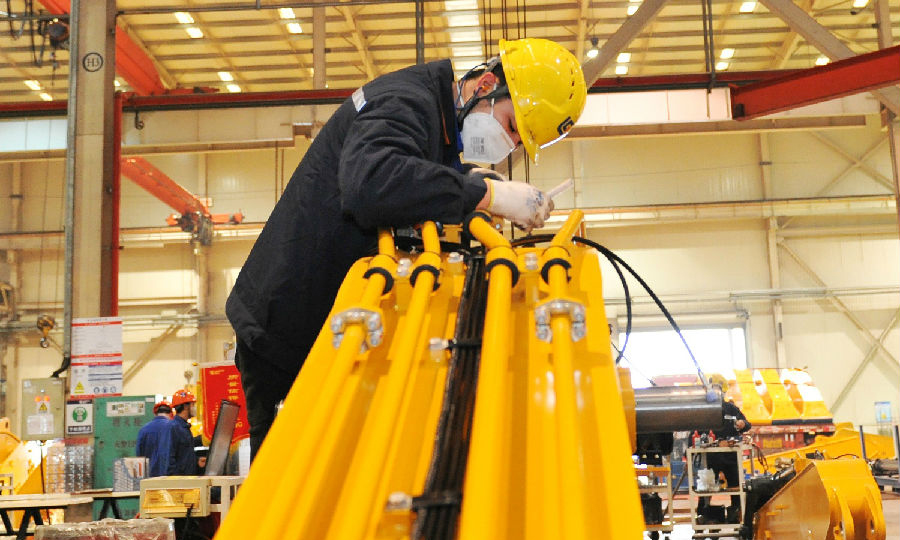 圖為近日，在廣西柳州，柳工挖掘機公司為緊急醫療設施建設、電煤采運、國家重點建設項目提供設備及服務保障。