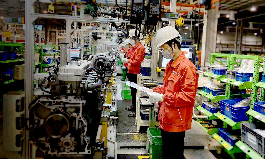  圖為近日，在廣西柳州，康明斯公司員工開工前在各自工位上學習疫情防控應知應會基本知識，確保防疫情、做任務兩不誤。