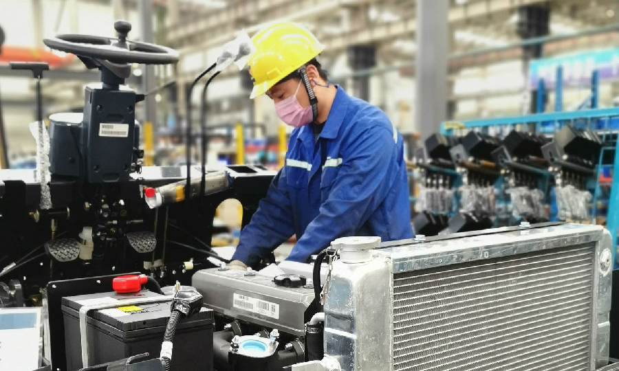 圖為近日，在山東臨沂，山東叉車公司依據疫情防控規范嚴格操作，特殊時期進行銷、產、供及政府四方協同，科學嚴密防范疫情，安全有序抓生產，確保電叉與國際訂單順利交付。