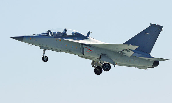 2月17日，兩名試飛員駕駛一架高教機騰空而起，直刺藍天，在飛行53分鐘后，平穩降落在瑤湖機場，標志著航空工業洪都新春開飛取得圓滿成功。此次開飛累計試飛3架次，極大增強了洪都堅決打贏疫情防控阻擊戰和完成科研生產任務的信心和決心。