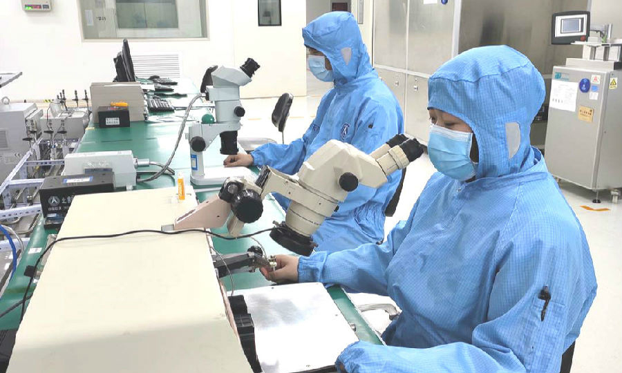 近日，航天科技所屬九院772所封裝測試中心全面動員生產復工，為最大程度保障型號產品交付，該中心嚴格執行防疫要求，對科研生產過程中的疫情防控做到了周到細致，不留死角。目前封測中心的生產產能達正常狀態下的70%-80%，預計隔離期結束后，大部分生產一線技能人員正常復工，生產線產能能夠全面釋放。圖為772所封裝測試中心科研生產現場。（索軒 攝）