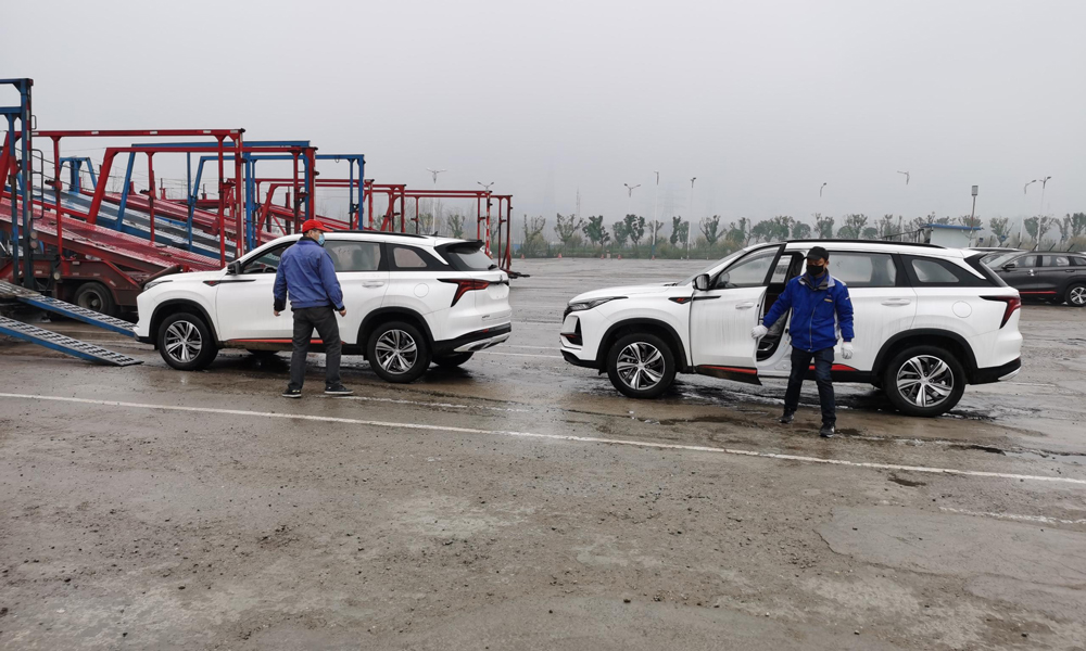 長安汽車積極協調資源，借助重慶便利的水路運輸優勢，車輛從工廠下線后，于重慶寸灘港出發，走水運到上海，由海運發往海外市場。圖為長安汽車發運產品現場。  