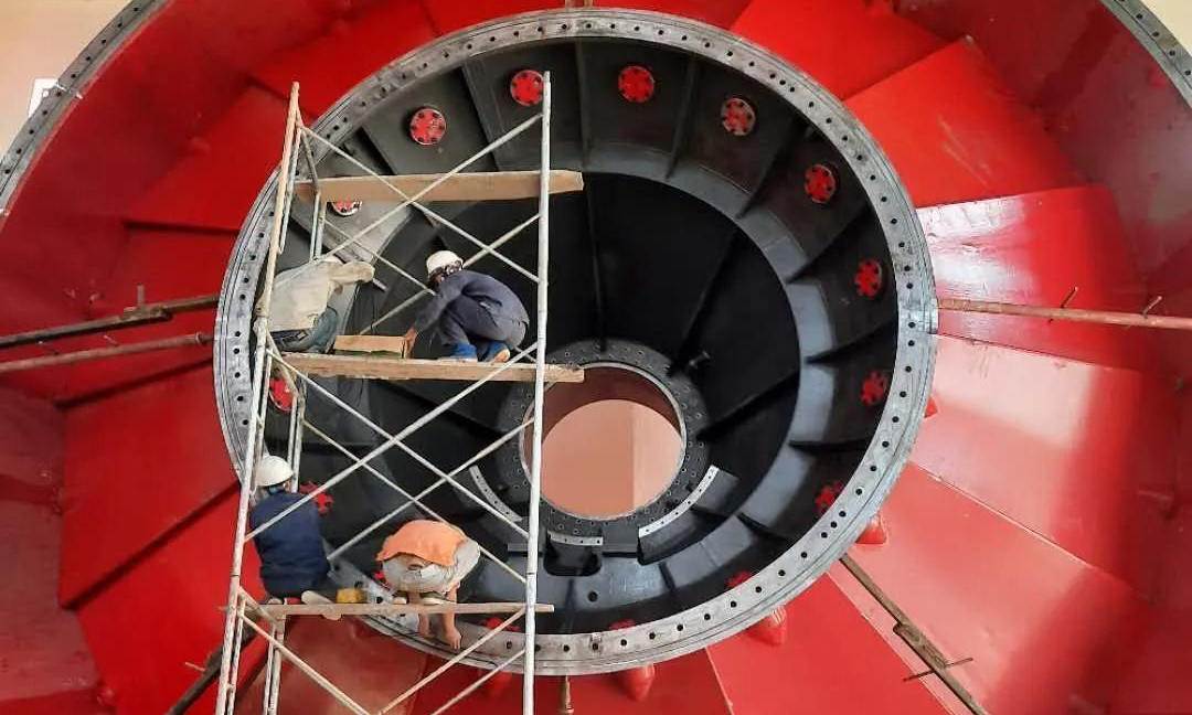 湖南云箭積極維護水電裝備的海外市場，通過線上辦公，做好來自國內第三方總包單位及越南、印尼、烏茲別克斯坦等海外項目的商務技術對接工作，可爭取項目金額超過1.5億元。此外，通過視頻連線、電子郵件等，克服人員、設備短期無法抵達項目工地的困難，調整現場安裝、施工計劃，盡可能減少對項目工期的影響。圖為湖南云箭海外項目工作現場。