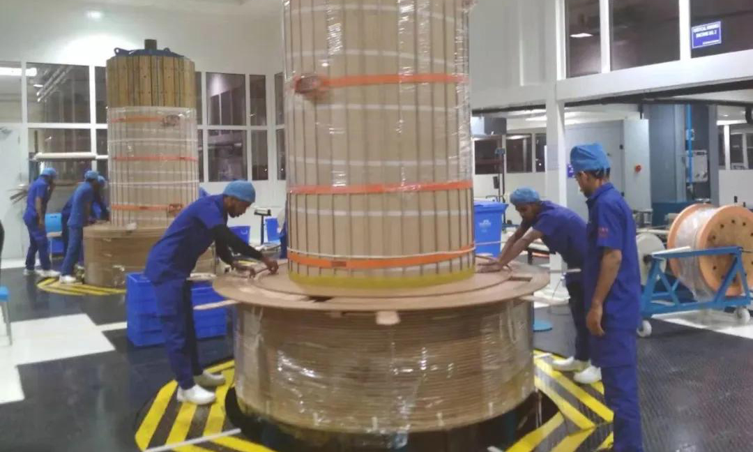 保變電氣印度公司目前正在為印度國網生產6臺11萬/765kv電抗器，這6臺電抗器將在3月份陸續制造完成并按期發往用戶。保變電氣通過網絡建立管理信息通報平臺，保持與印度工廠的聯系，及時解決生產經營中出現的質量、技術等問題。該公司加強與國內供應商的聯系，協調產品組部件發貨時間，努力把疫情影響降到最低。圖為保變電氣印度公司生產現場。